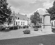 881309 Gezicht op het Geertekerkhof te Utrecht, met rechts de pomp.